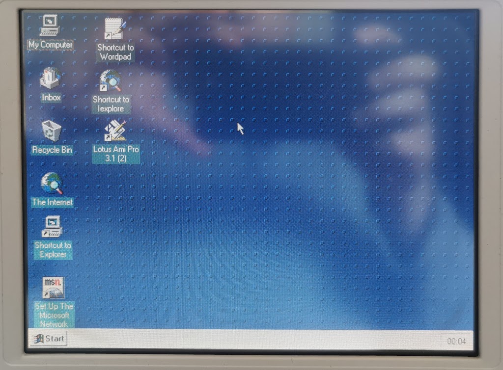 Windows 95 Desktop shown on Toshiba T1950CT on first boot in my ownership