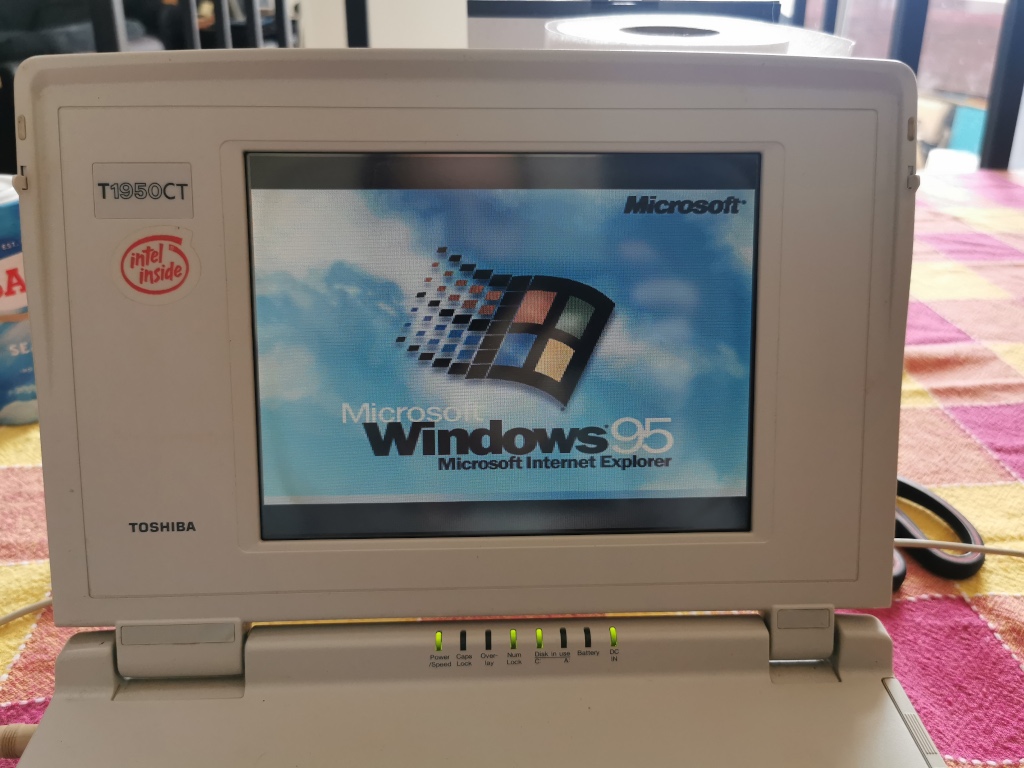 Toshiba T1950CT booting into Windows 95.