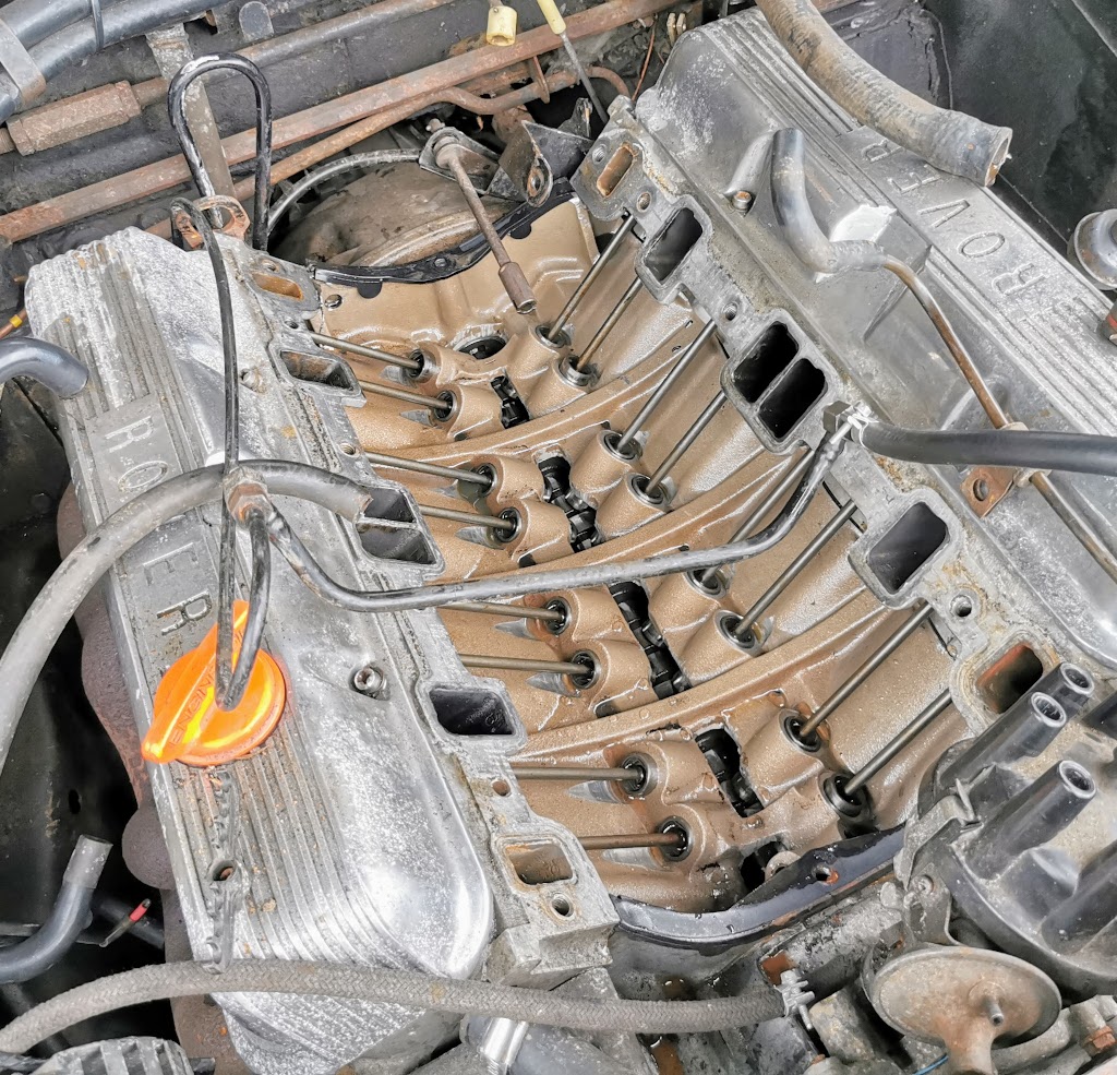 Removing the intake manifold gasket revealed an astonishignly clean looking engine internally