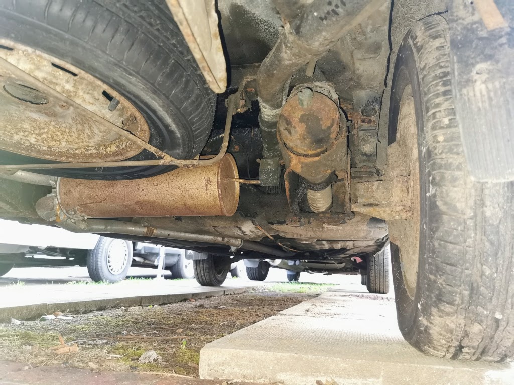 This is what a set of rear spheres look like on a Citroen BX when they've been untouched for about twenty years...Those will be fun to remove.