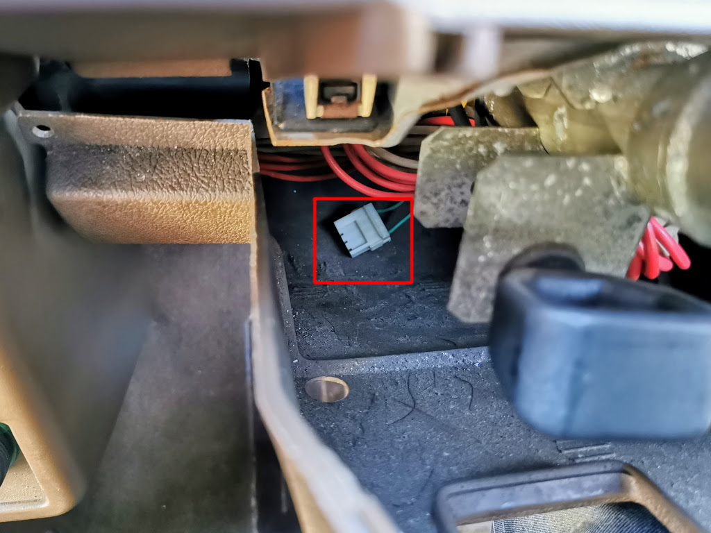 Loose wiring connector under steering column in Citroen BX14RE