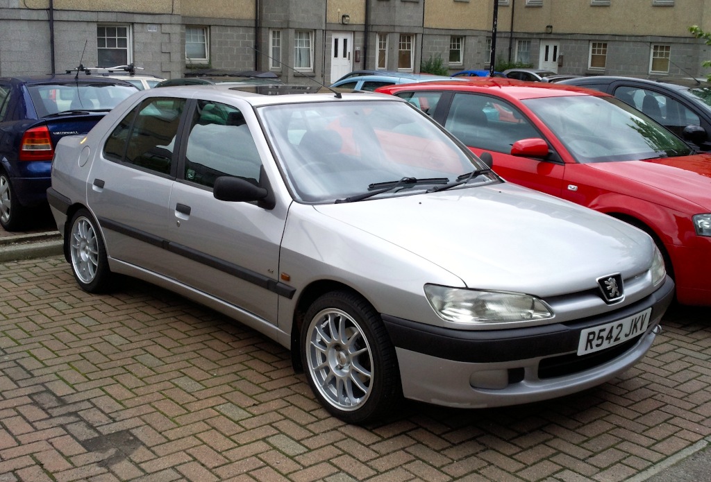 1998 Peugeot 306 Sedan front right 3/4 profile