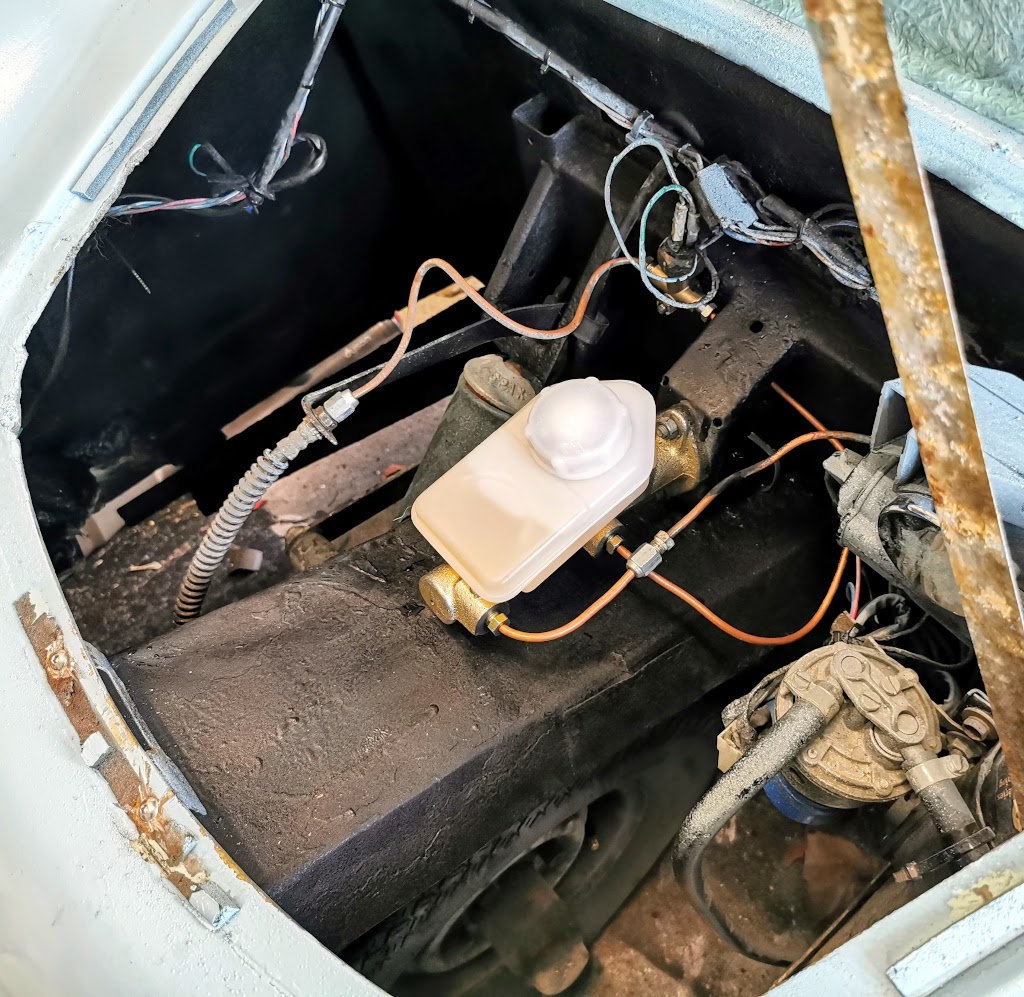 What's under the front service hatch of an AC Model 70