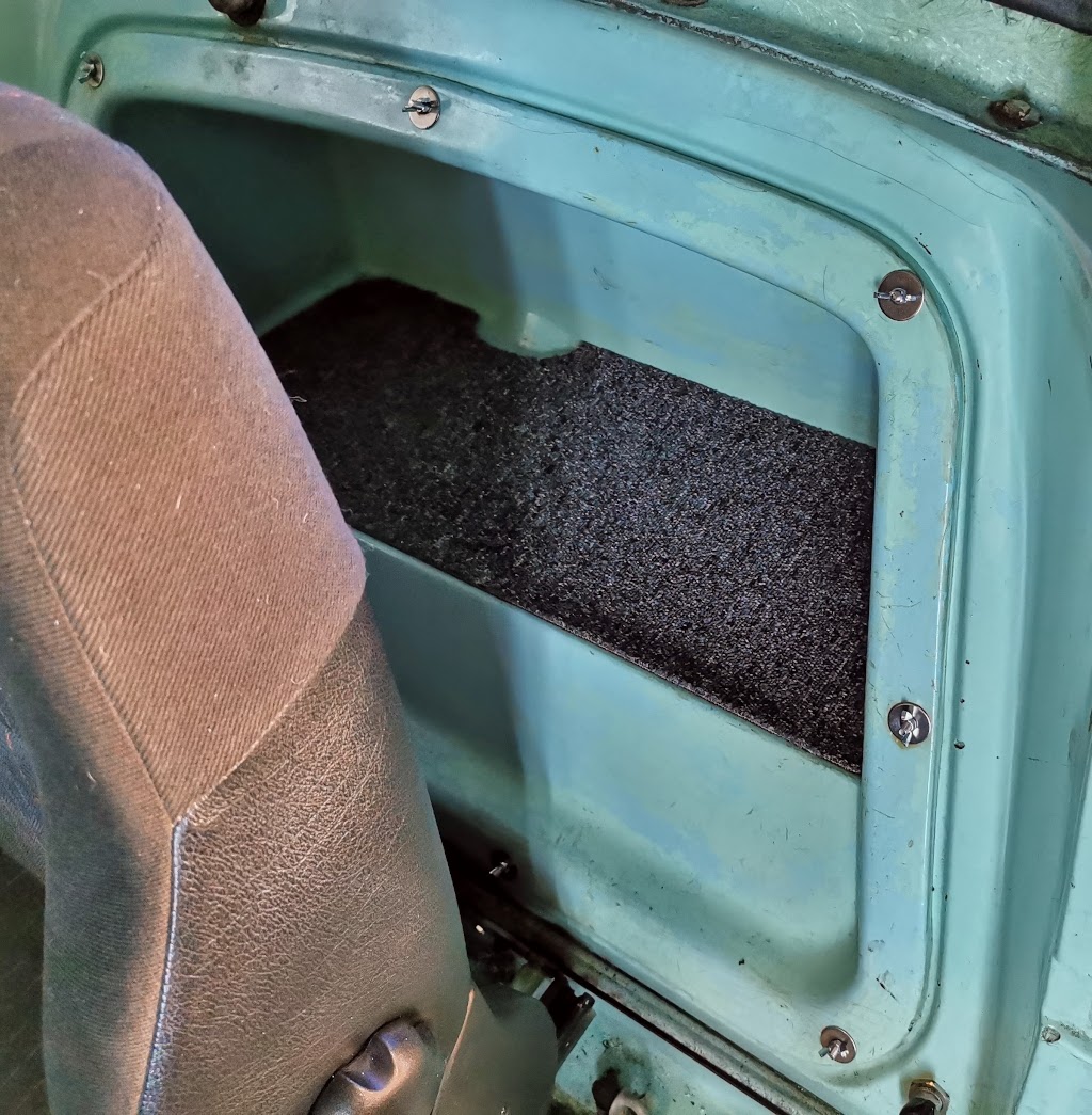 Closer look at the parcel shelf behind the seat in a Model 70