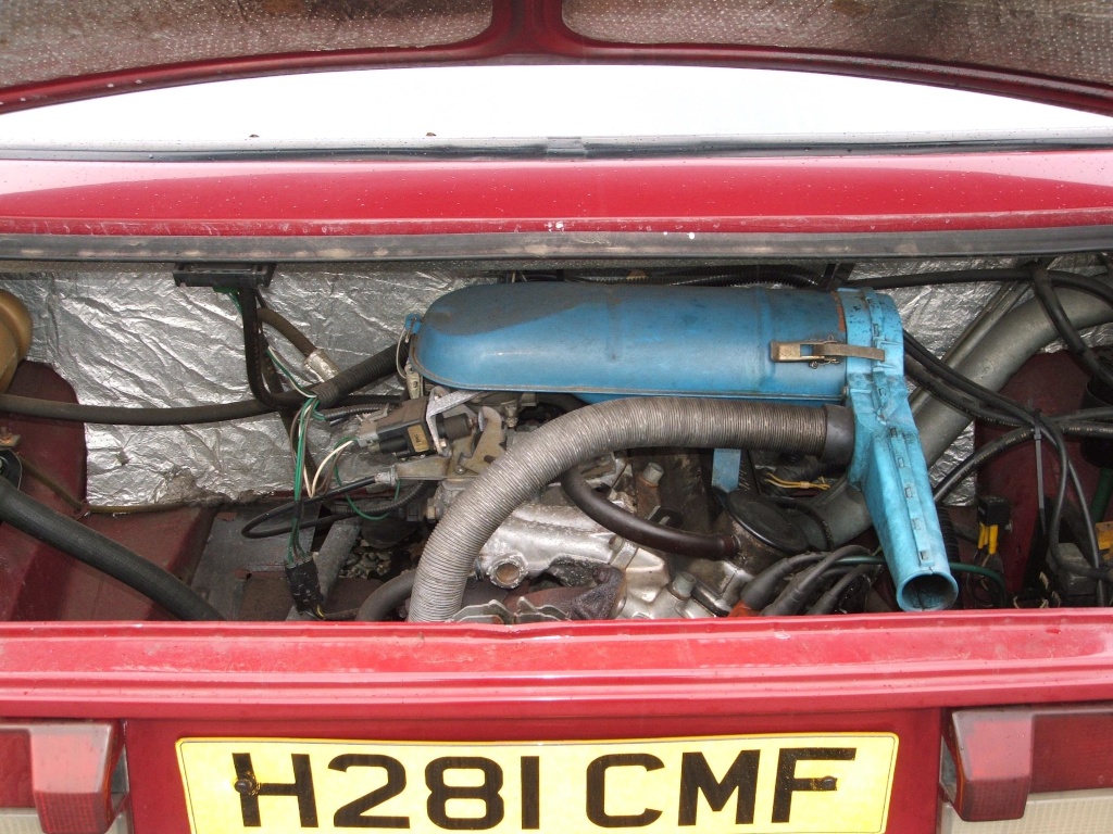 Detail showing clamp down arrangement for air cleaner on a Skoda 135RiC rather than the through-bolt used on carb fed models