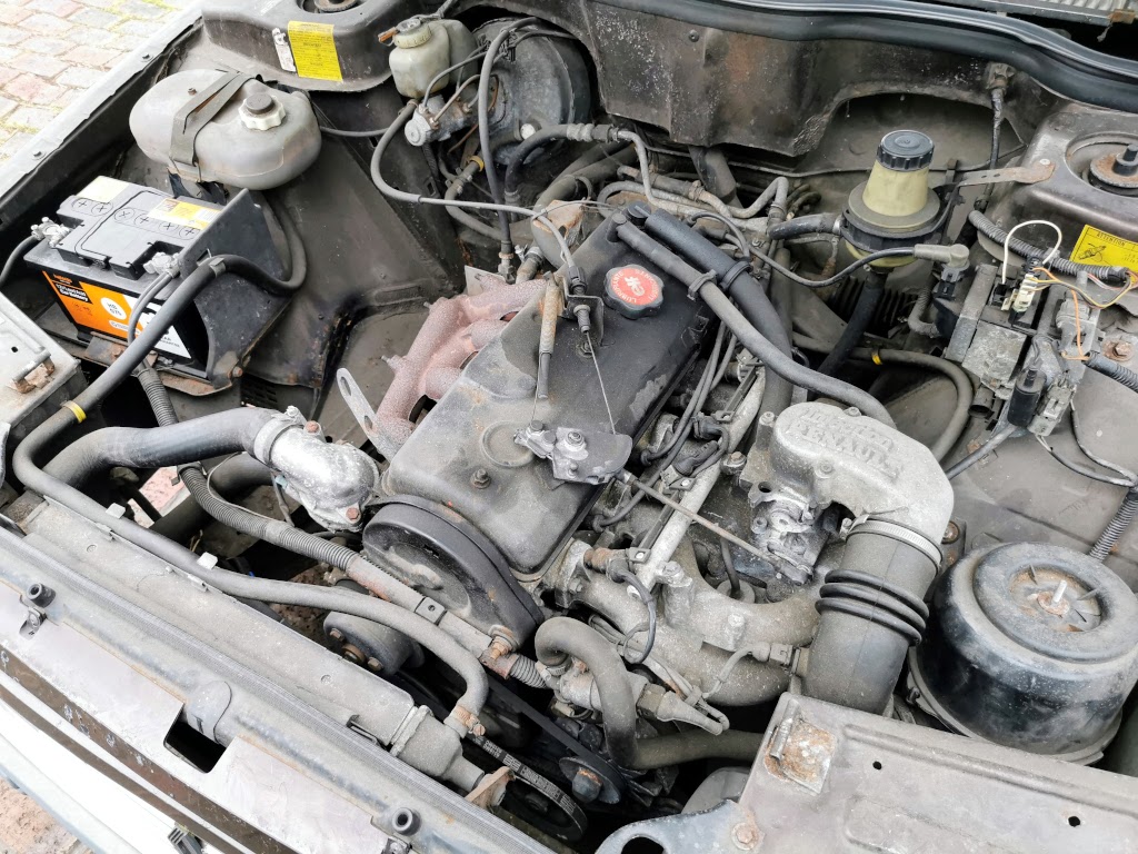 Renault 25 Monaco engine bay from the left of the car