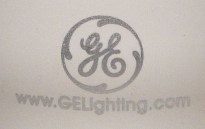 General Electric BIAX Electronic FLE15TBX/XM/840 Compact Fluorescent Lamp - Detail of manufacturers logo on lamp base