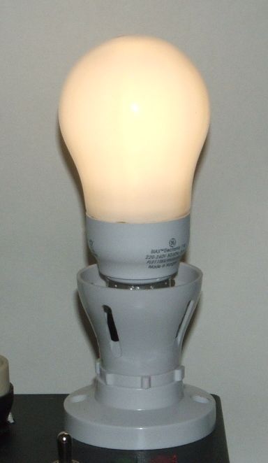 General Electric BIAX Electronic, FLE11TBX/XM/GLS/827/B22/GEUK/1 Compact Fluorescent Lamp - Overview of lamp while lit