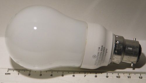 General Electric BIAX Electronic, FLE11TBX/XM/GLS/827/B22/GEUK/1 Compact Fluorescent Lamp - Showing a ruler adjacent to lamp for scale