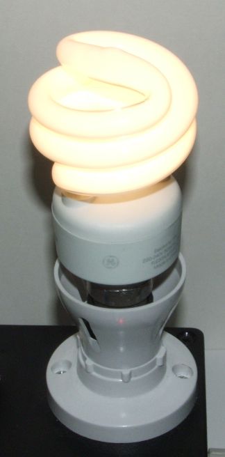 General Electric FLE20HLX/T3/827/B22-6Y-GE Compact fluorescent lamp - Detail showing lamp lit