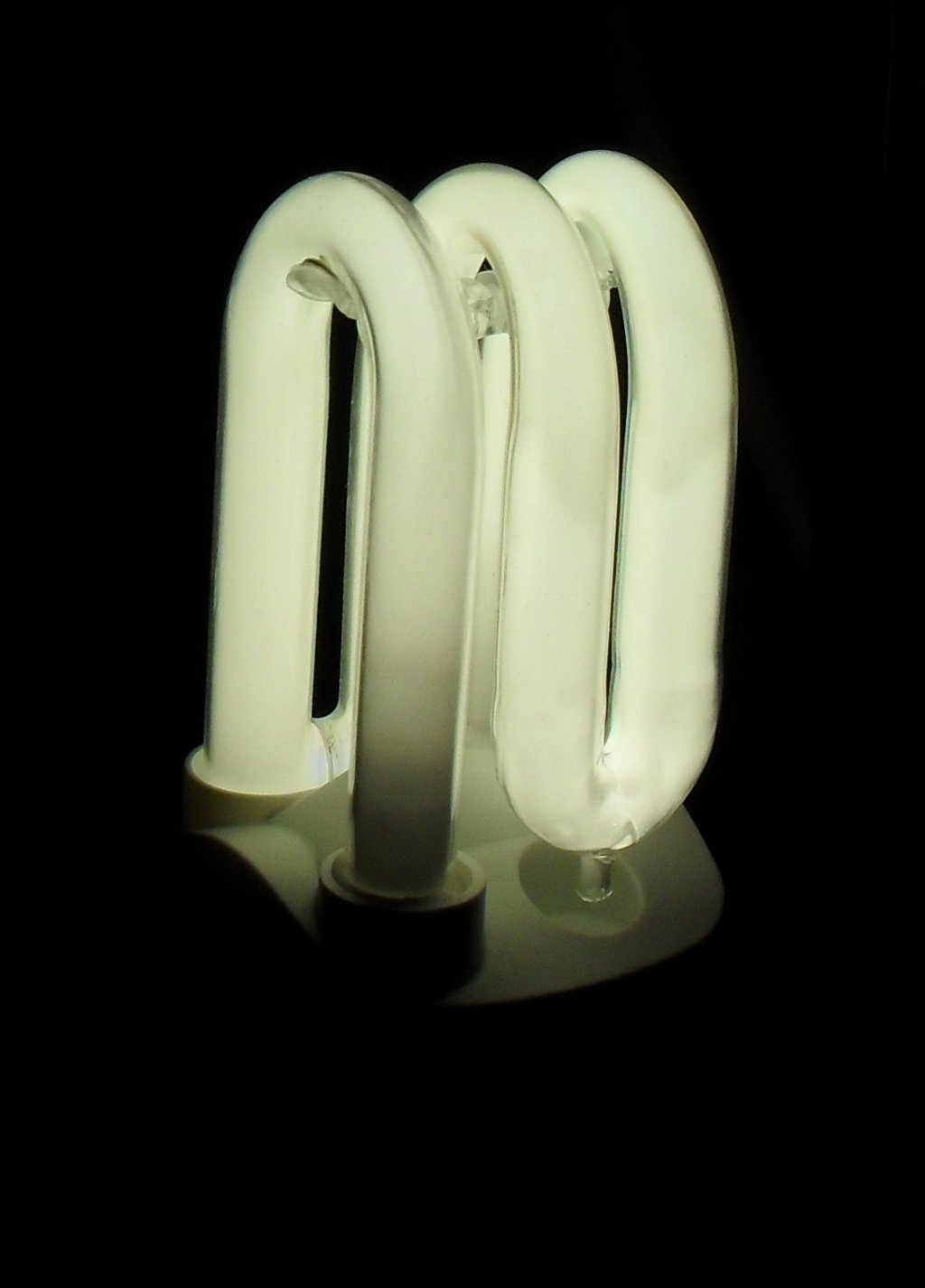 Megaman Compact 2000 11Watt SU111 2700K Warmwhite Compact Fluorescent Lamp - Detail of lamp while lit