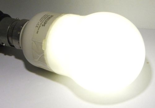 Philips 2 in 1 Nightlight Compact Fluorescent/LED Hybrid Lamp - Overview of lamp while lit (CFL Mode)
