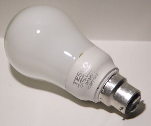 Tesco FLE11TBX-XM-GLS-827-B22-TESCO/1 Compact Fluorescent Lamp - Detail of lamp cap
