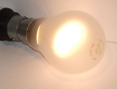 Easydim 60W Pearl Self-Dimming Lightbulb - Overview of lamp while alight (Full power setting)