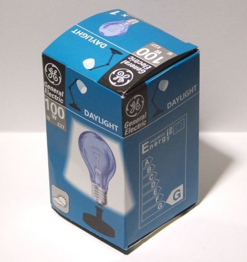 General Electric Daylight 100W Lamp - Overview of lamp packaging