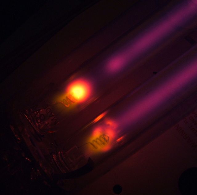 Osram SuperSOX 18W Low Pressure Sodium Lamp - Underexposed photograph at start of warmup showing how only one cathode is active at a time