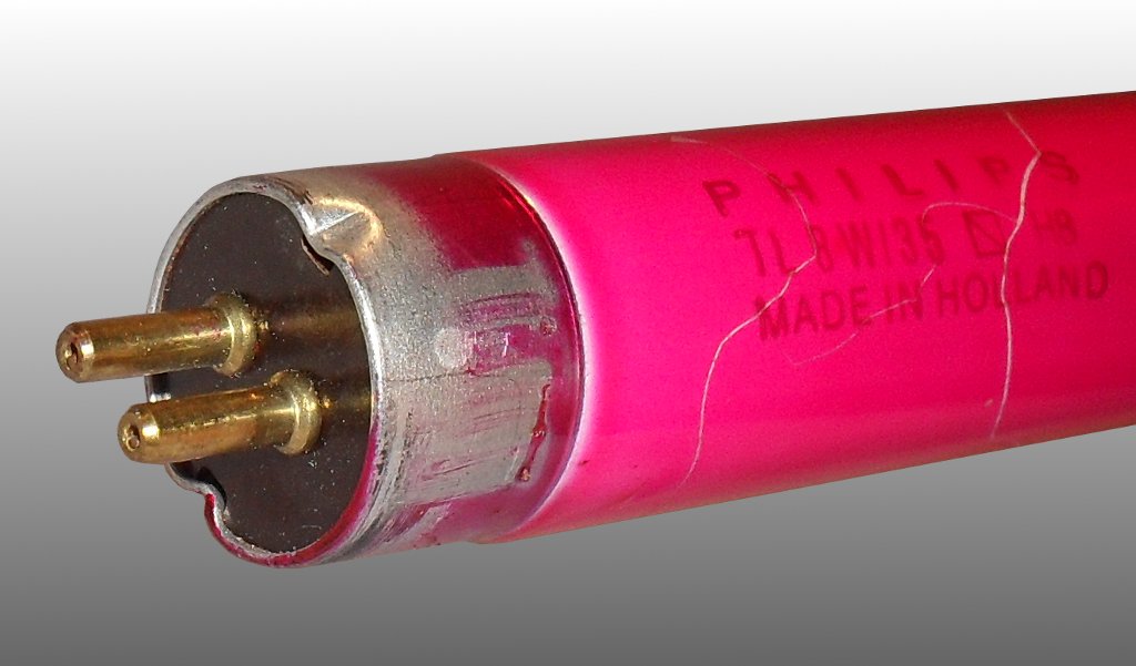 Philips TL 8W/35 - Pink Coated Fluorescent Tube - Detail of lamp cap