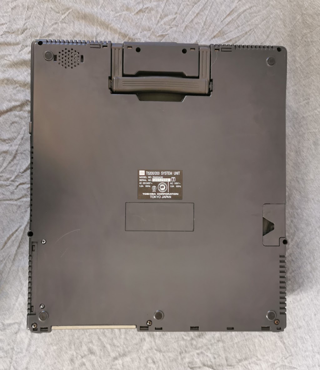 General overview of the underside of a Toshiba T5200