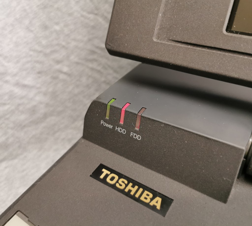 Toshiba T5200 detail of system status LEDs to left of display