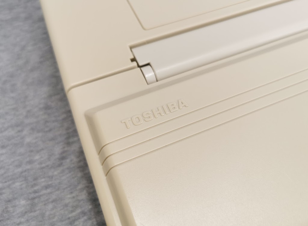 Toshiba maker's badge on the lid of a Toshiba T1200